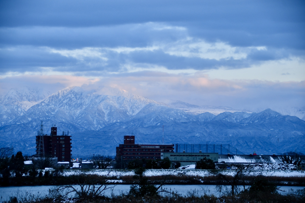 青い