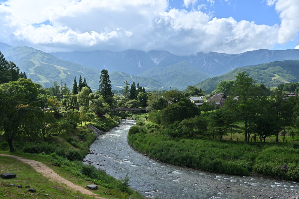大出公園から見た吊橋と白馬三山（曇隠れ）