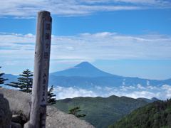 国師ヶ岳から見た富士山