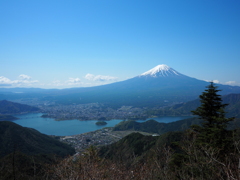 新道峠から見た富士山と河口湖