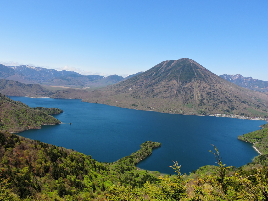 半月山から見た中禅寺湖と男体山