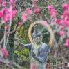 紅梅と観音菩薩像