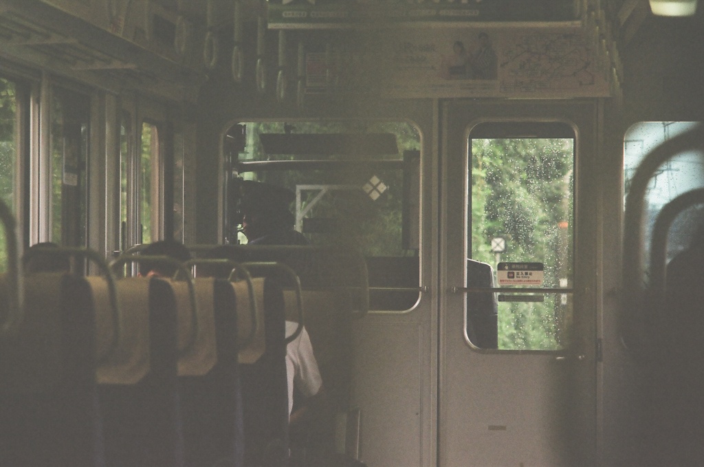 雨の車内