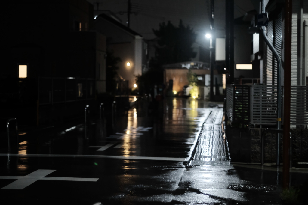 雨の夜道