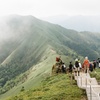 剣山山頂から次郎笈をのぞむ