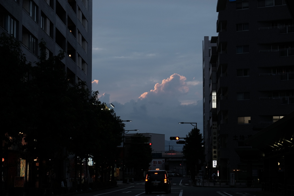 日暮れの入道雲
