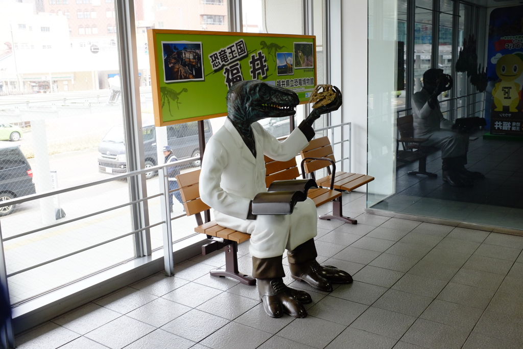 恐竜ベンチ