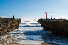 大明神岩の赤鳥居