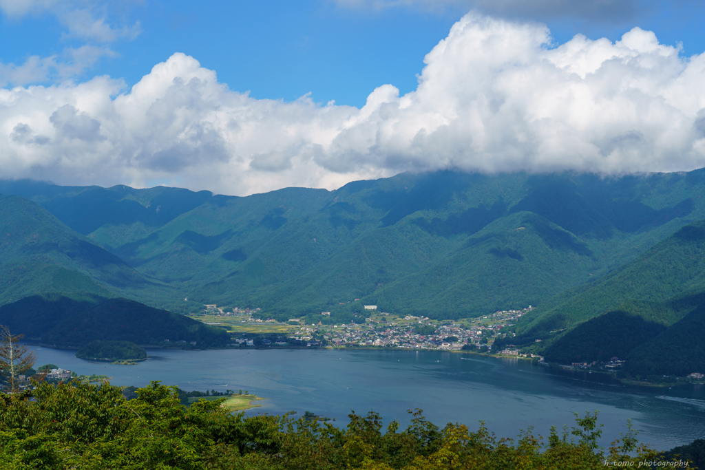 夏山と湖