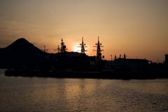 護衛艦の夕景