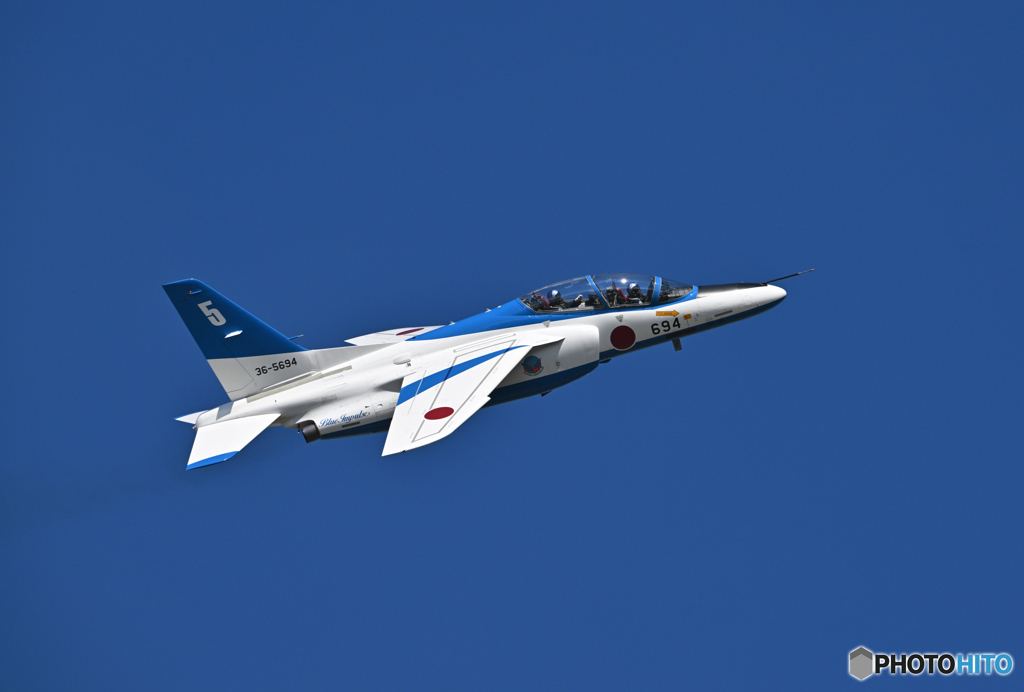 蒼空に舞うブルーインパルスソロ機