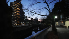江戸川橋公園と神田川