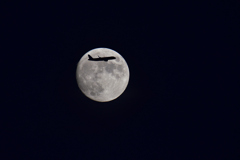 月と航空機
