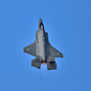 垂直上昇する航空自衛隊のF-35A戦闘機