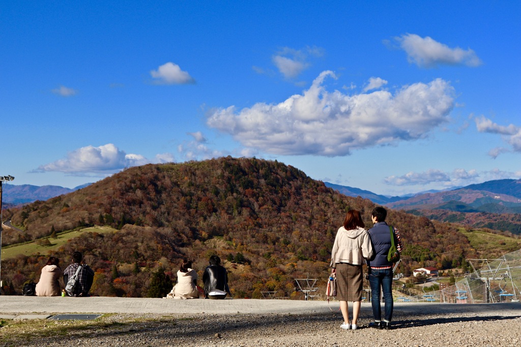 語り合う背中たち