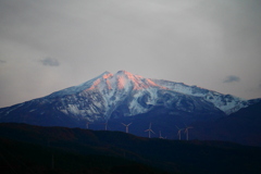 夕陽を浴びる鳥海山