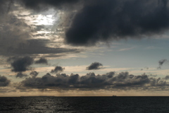 雲と海と船