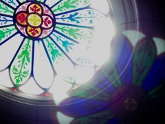 ステンドグラスから射し込む光