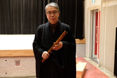 修行僧に扮した尺八好きの殿様の役です。
