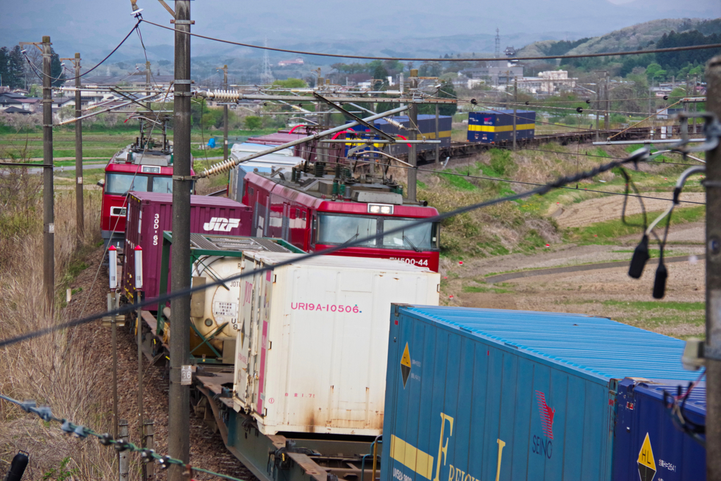 EH500貨物列車のすれ違い