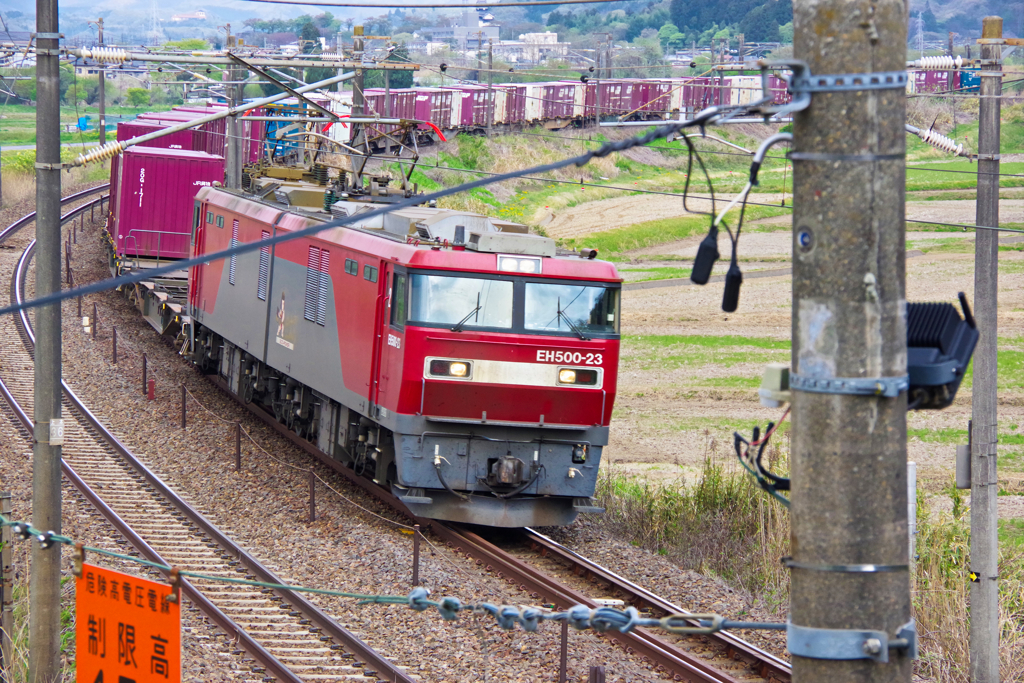 EH500貨物列車が走る