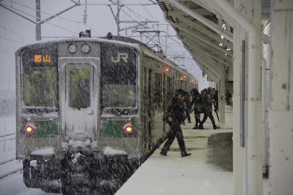 下り列車が発車します