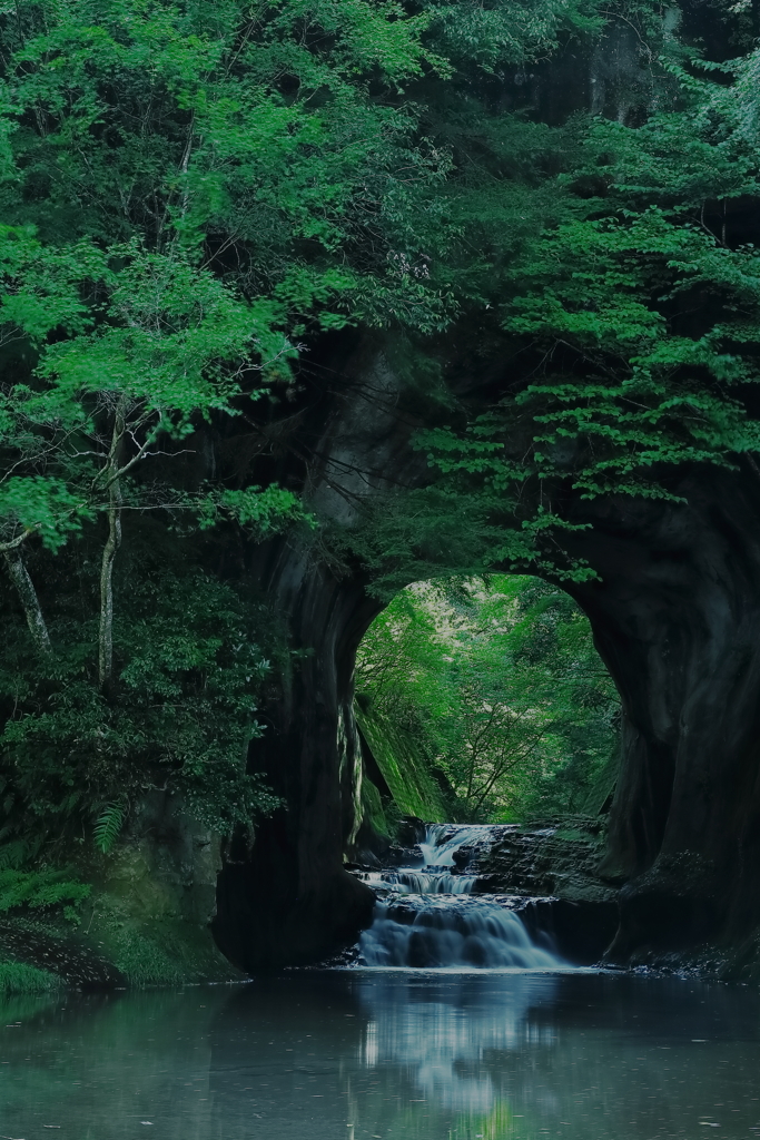 濃溝の滝・亀岩の洞窟