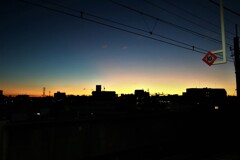 夜明け前の駅ホームにて