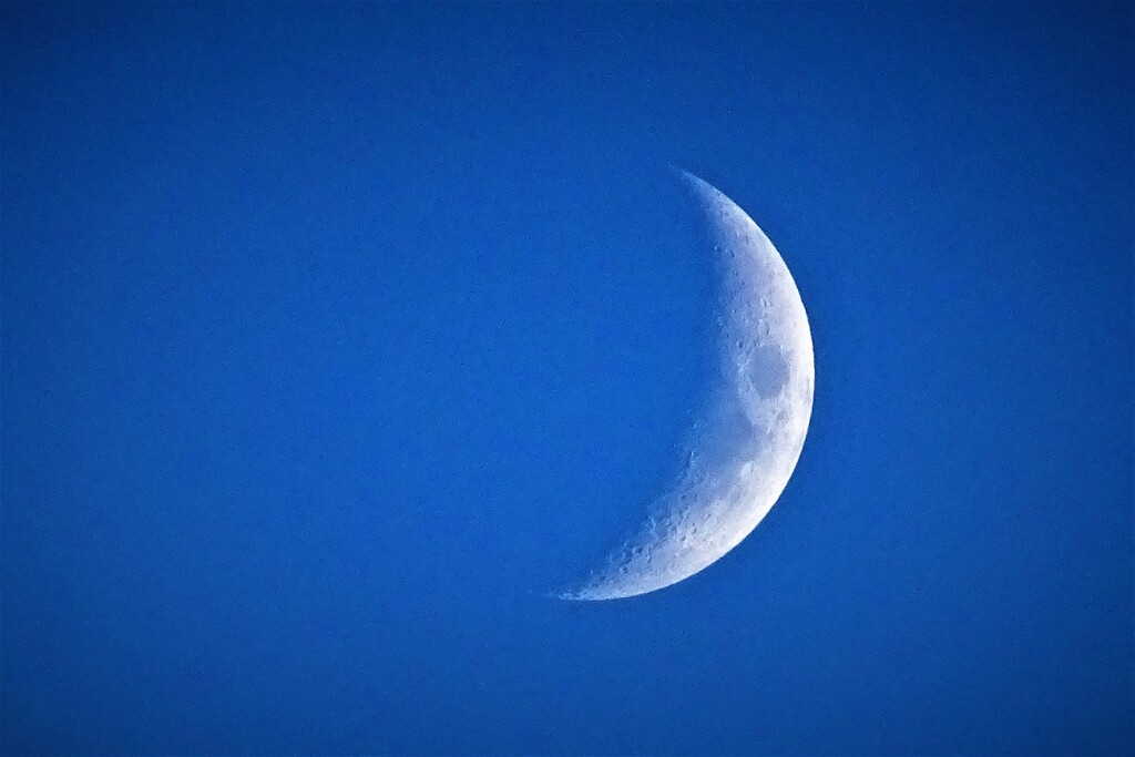 今日の日没前の月