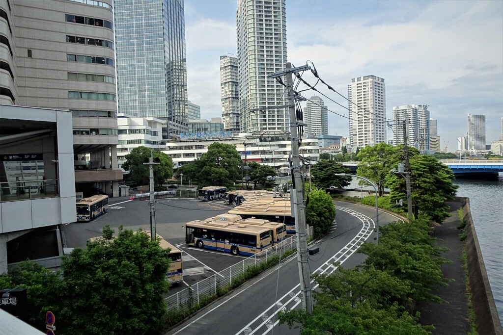 街角スケッチ／バスターミナルとマンション群