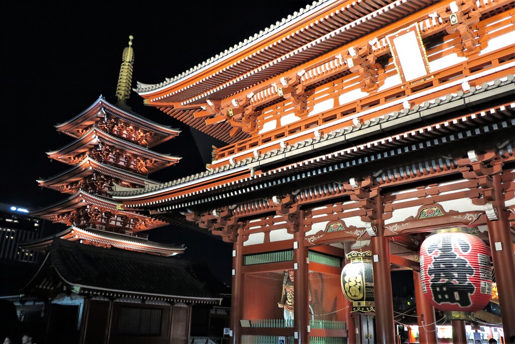 浅草寺宝蔵門と五重塔