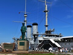 銅像と戦艦