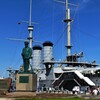 銅像と戦艦