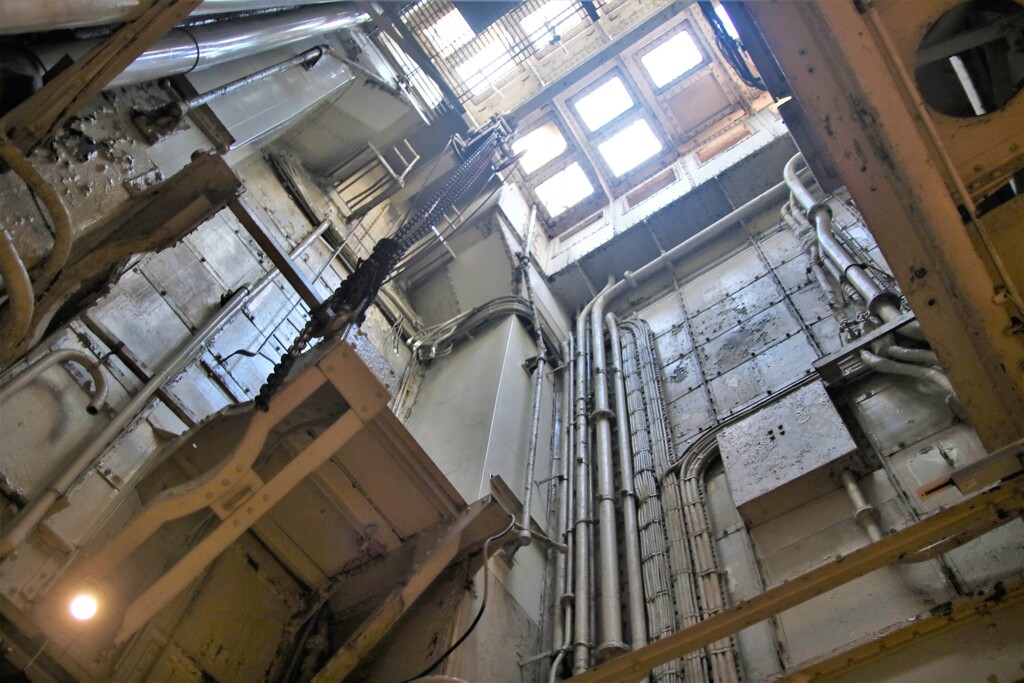 氷川丸機関室①