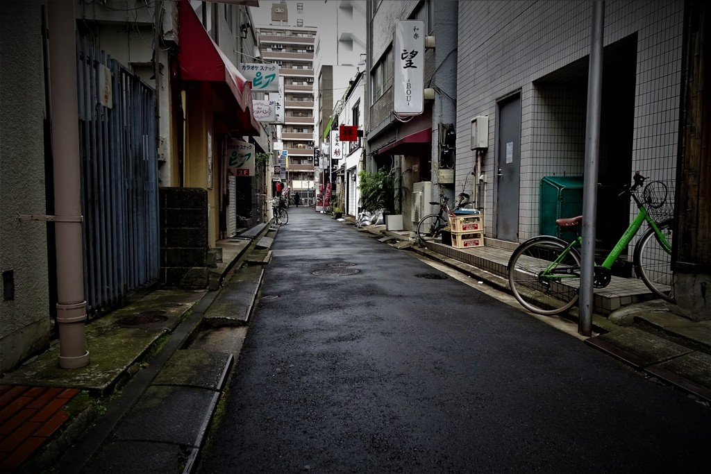 雨あがりの路地