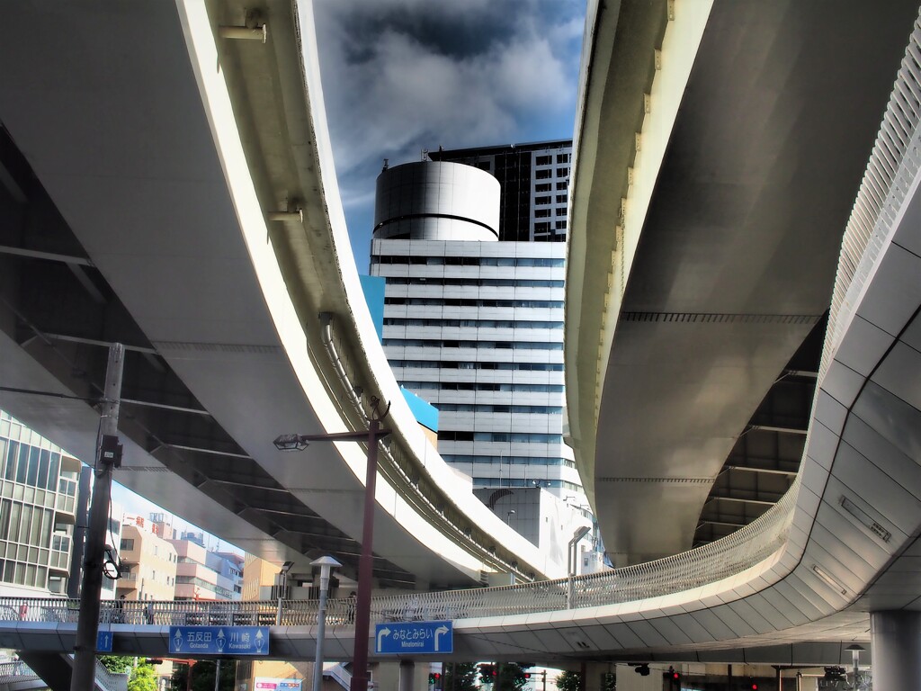 高速下の風景