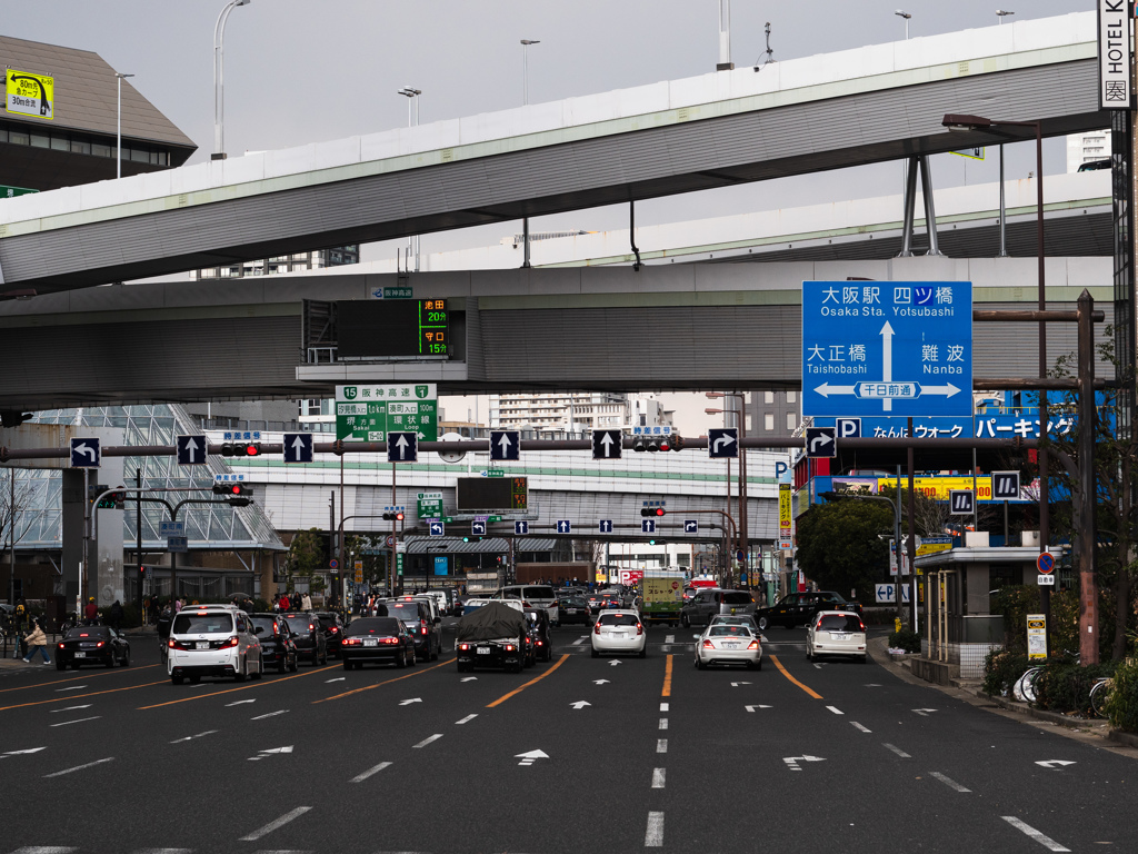 片側8車線