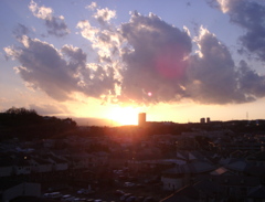 関戸ビルから帝京大学方向の夕日２