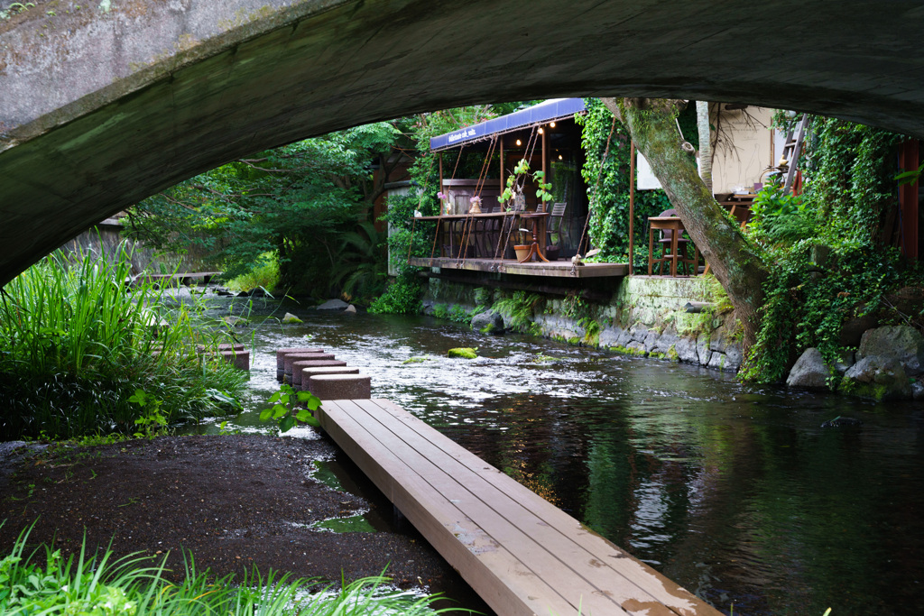 遊歩道とカフェ