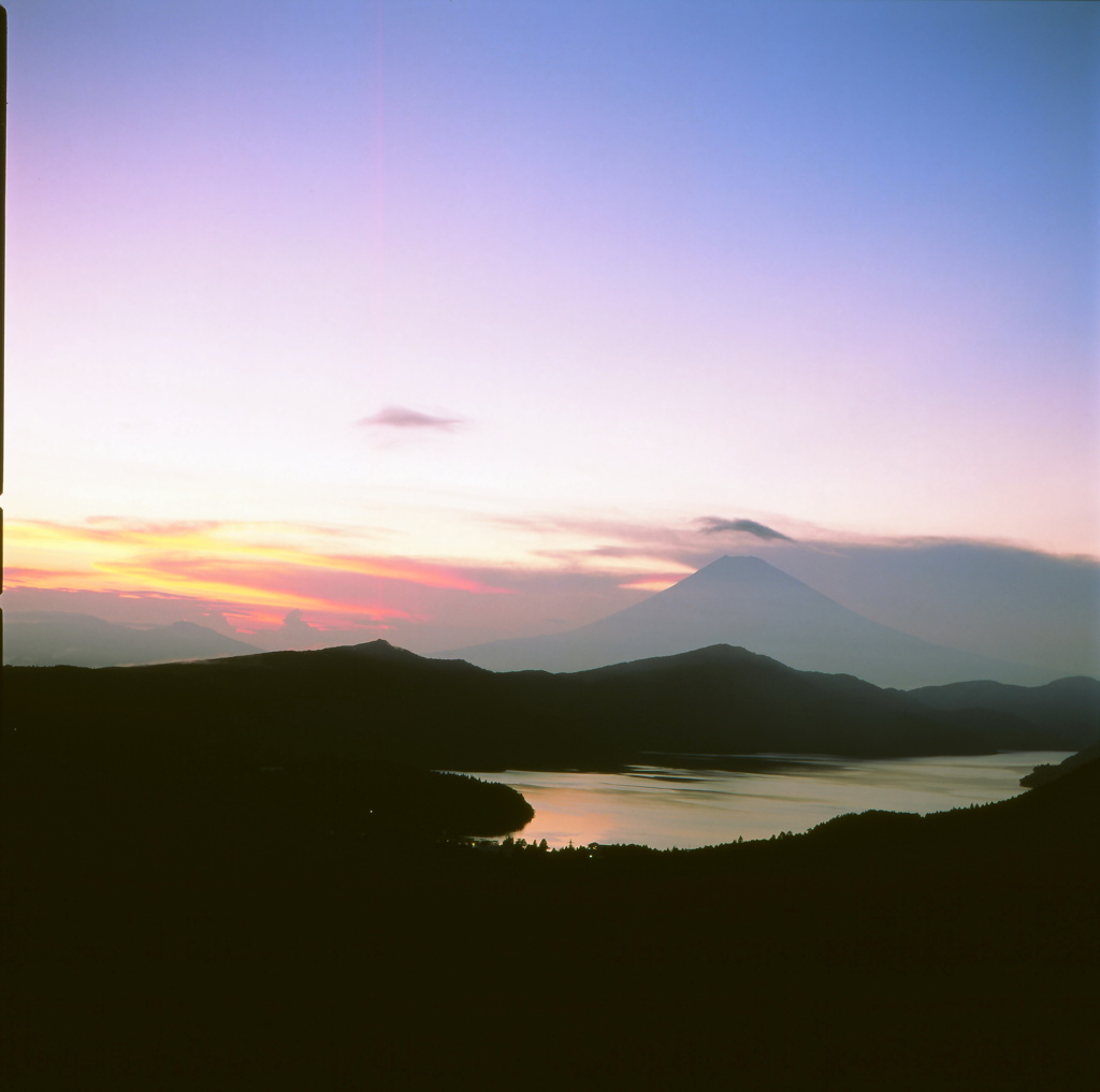 夏の芦ノ湖と富士山（大観山より）