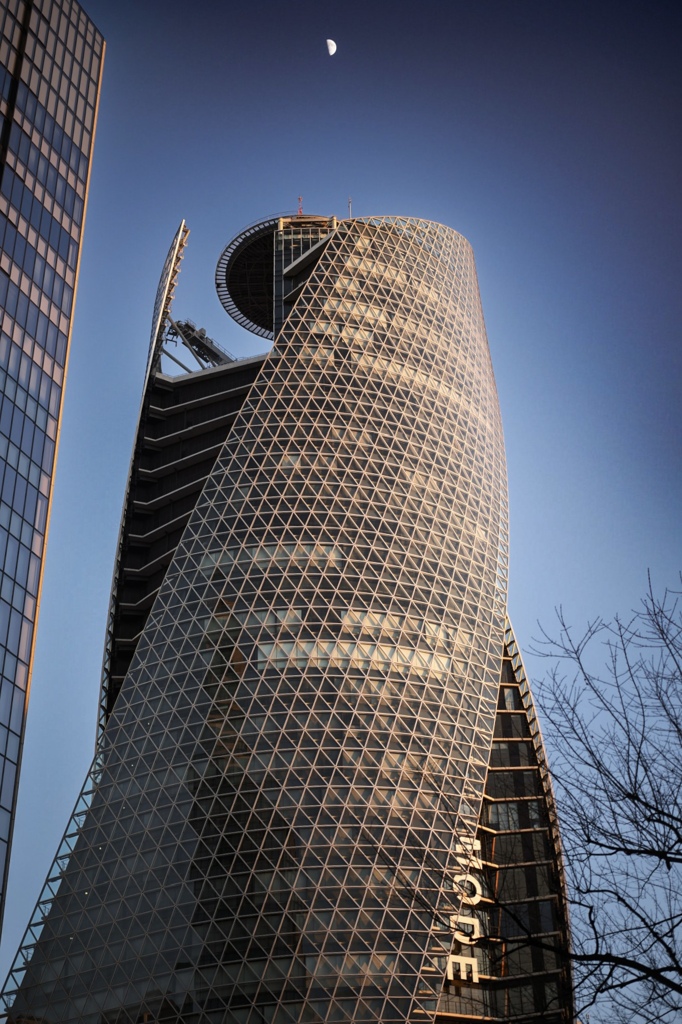 捻じられたビル