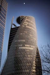 捻じられたビル