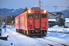 雪の田園を行く