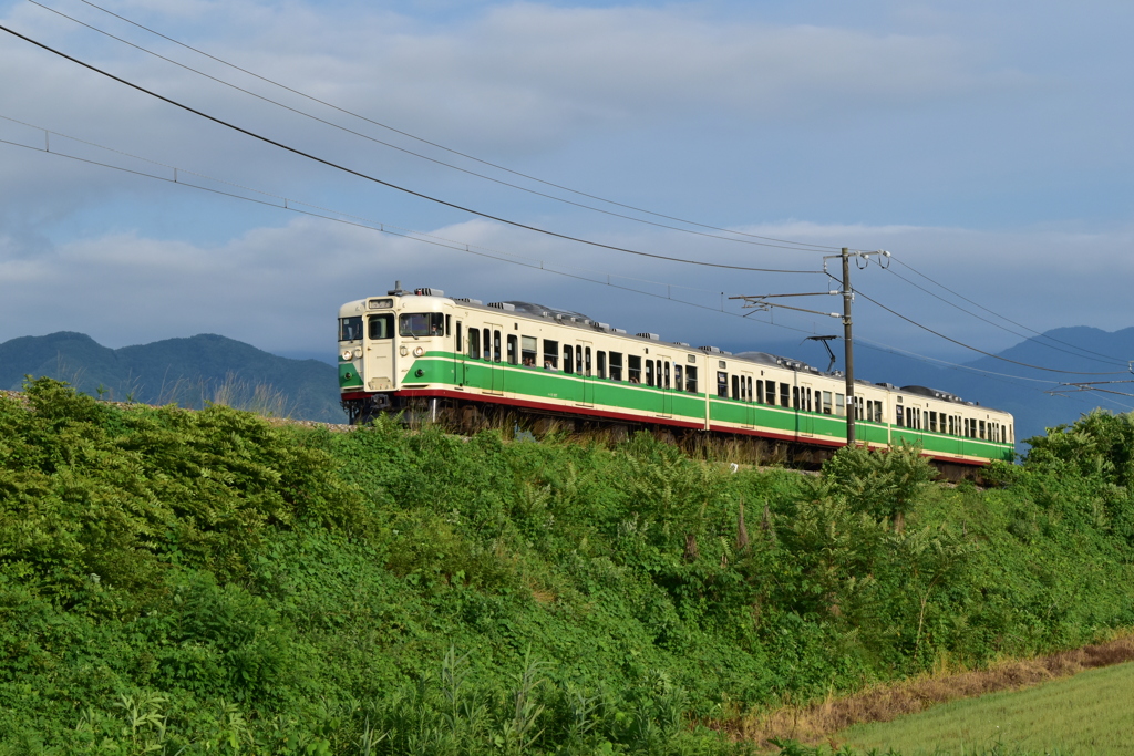 唸る登坂の115系