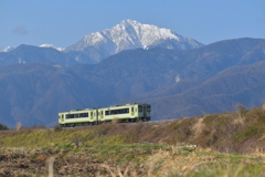 麓を駆け上る高原列車