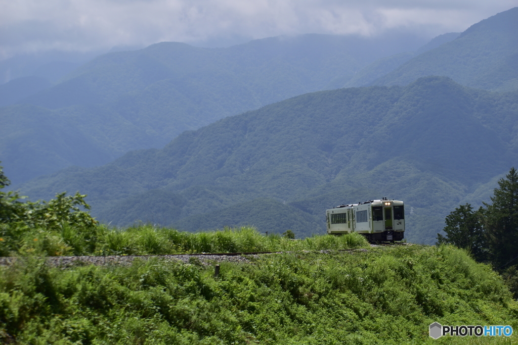 小淵沢カーブの甲斐駒ヶ岳背景