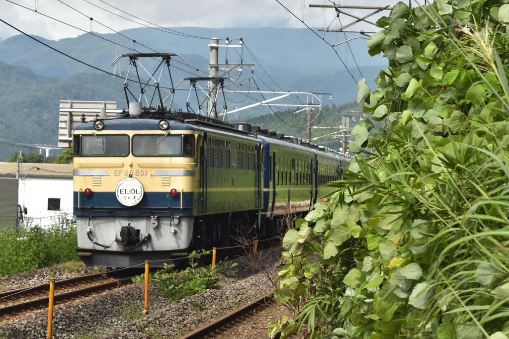 引かれる機関車