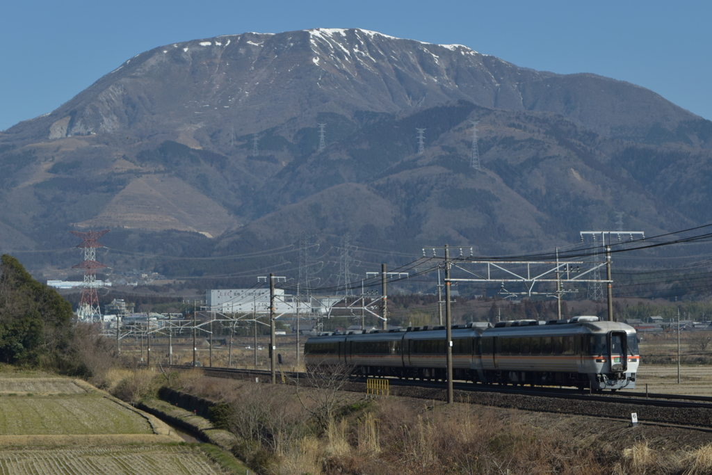 ひだ25号と伊吹山