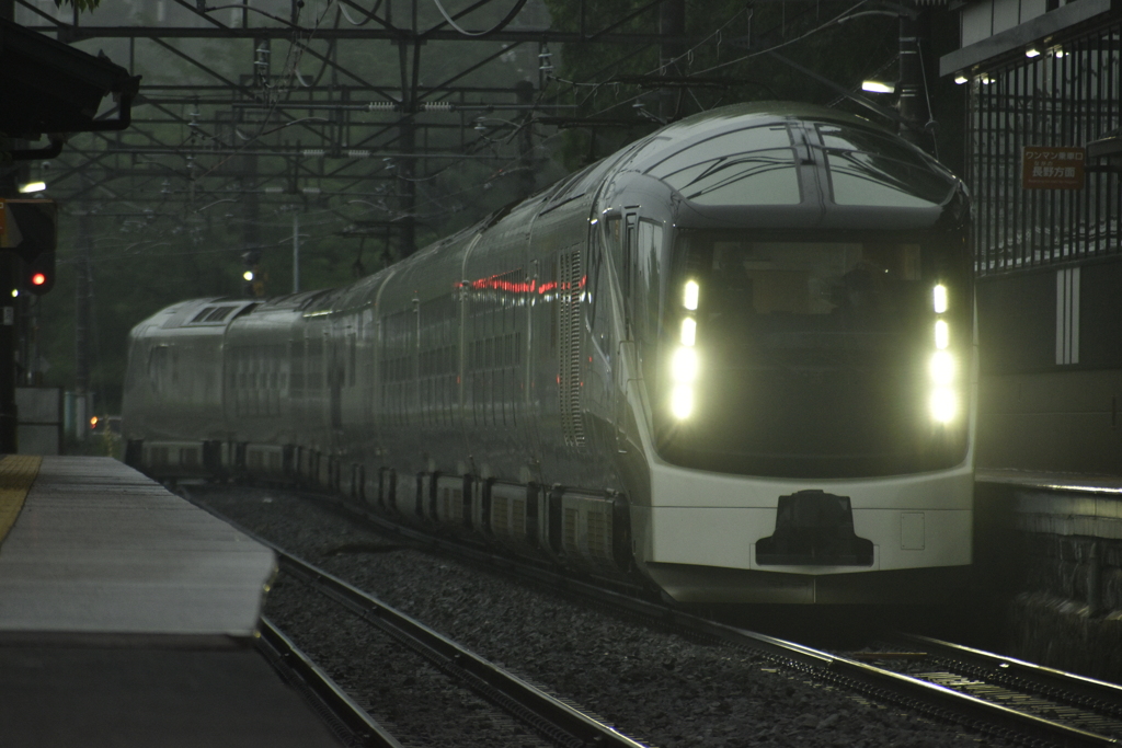 夜明けの霧む駅へ