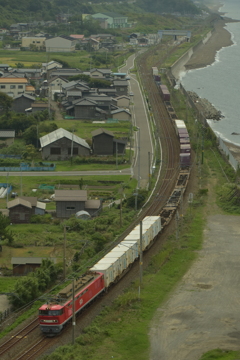 日本海と貨物列車